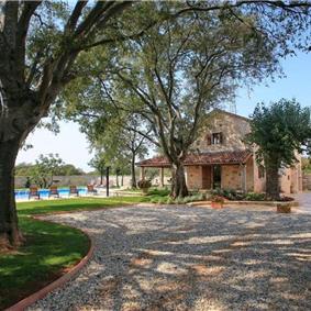 4 bedroom villa with pool near Svetvinčenat, Istria, sleeps 10